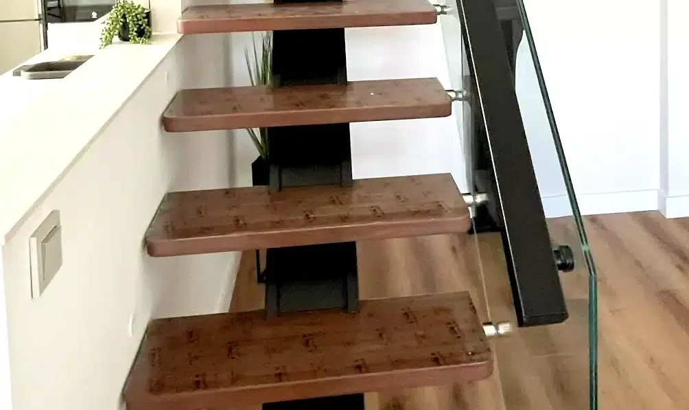 Escalera Divine con peldaño de madera y pasamanos con cristal templado