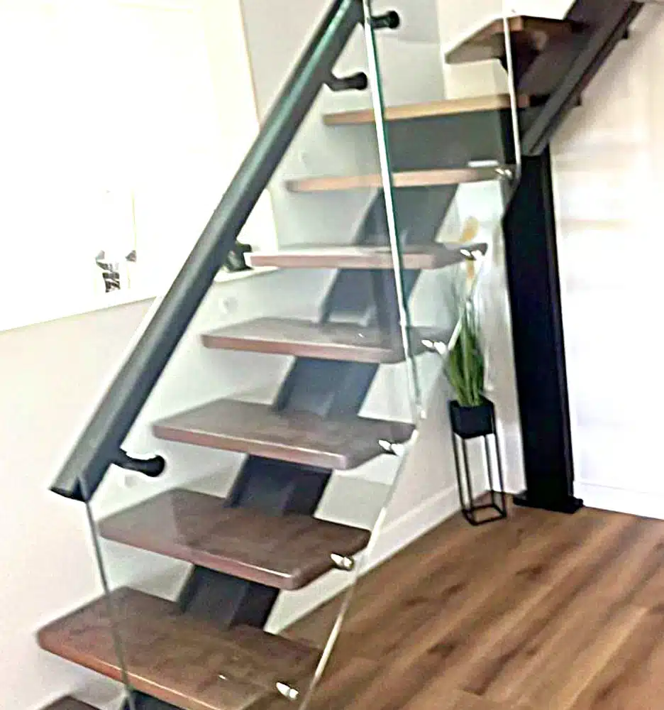 Escalera con cristal y peldaño de madera divine