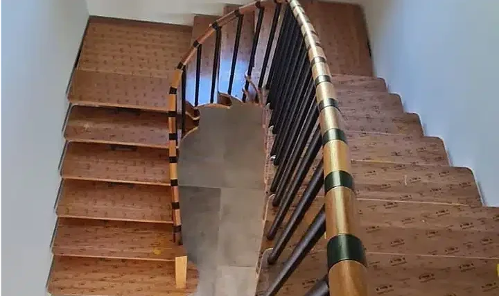 Escalera con peldaño de madera con giro 180 grados curvo