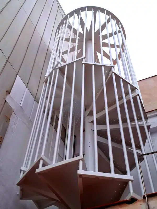 Escalera de caracol para exterior efecto jaula