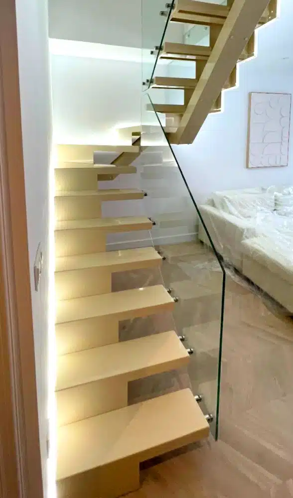 escalera Levitescal semivolada con cristal y luz led